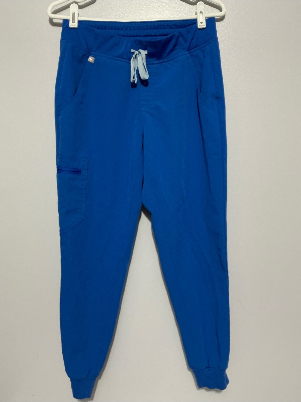 FIGS Zamora Jogger Scrub Pants featuring a white drawstring size S